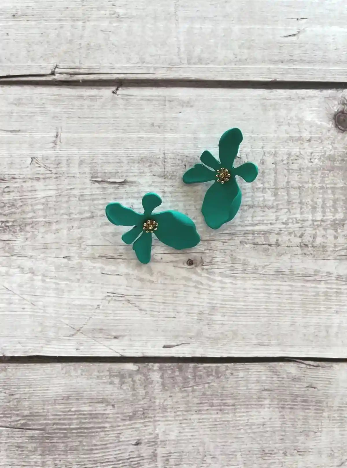 Women’s Globus Green Floral Stud Earrings – Elegant Nature-Inspired Jewelry | Buy Online at  Boer and Fitch